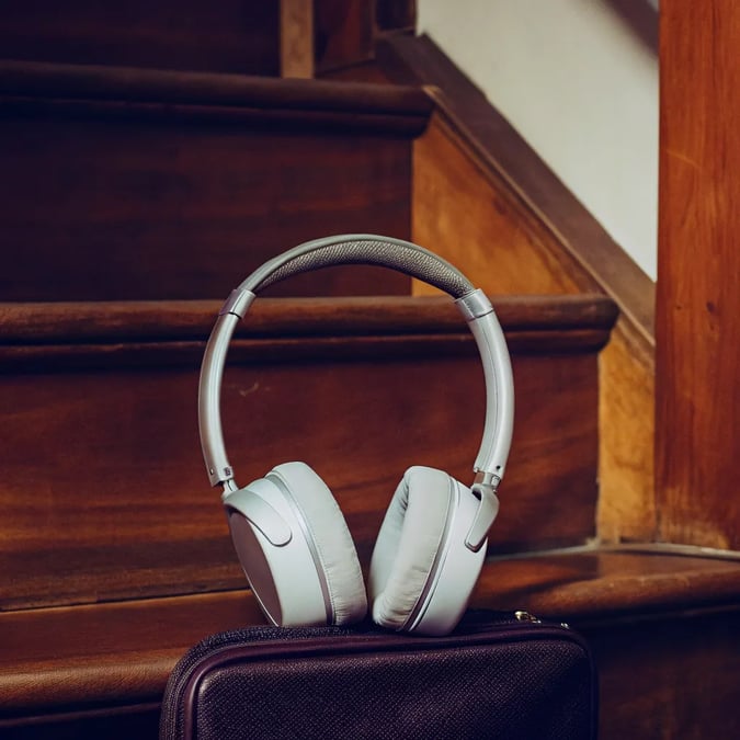 Top Noise-Canceling Tech for Travelers in 2025